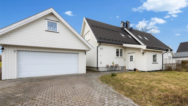 Romslig dobbelgarasje med stort loft