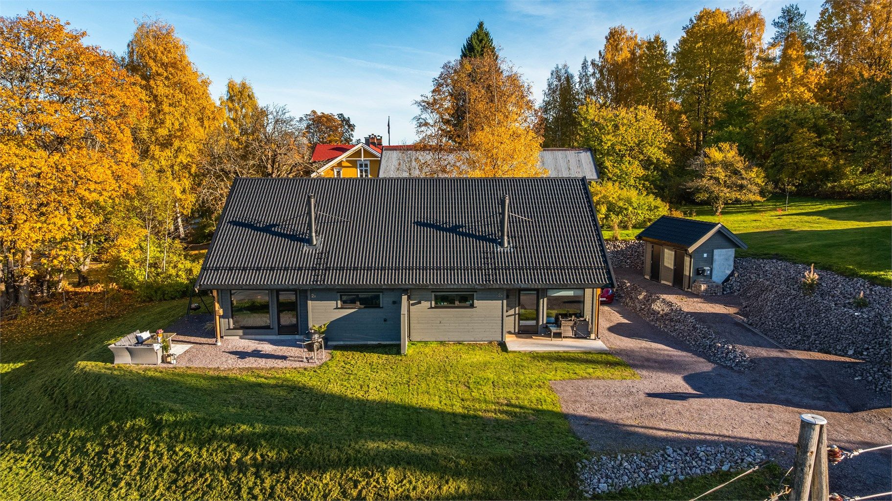 Eiendommen disponerer en egen halvpart av frittliggende sportsbod fra 2025 med opplegg for montering av elbil-lader