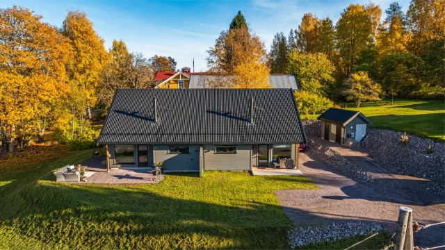 Eiendommen disponerer en egen halvpart av frittliggende sportsbod fra 2025 med opplegg for montering av elbil-lader