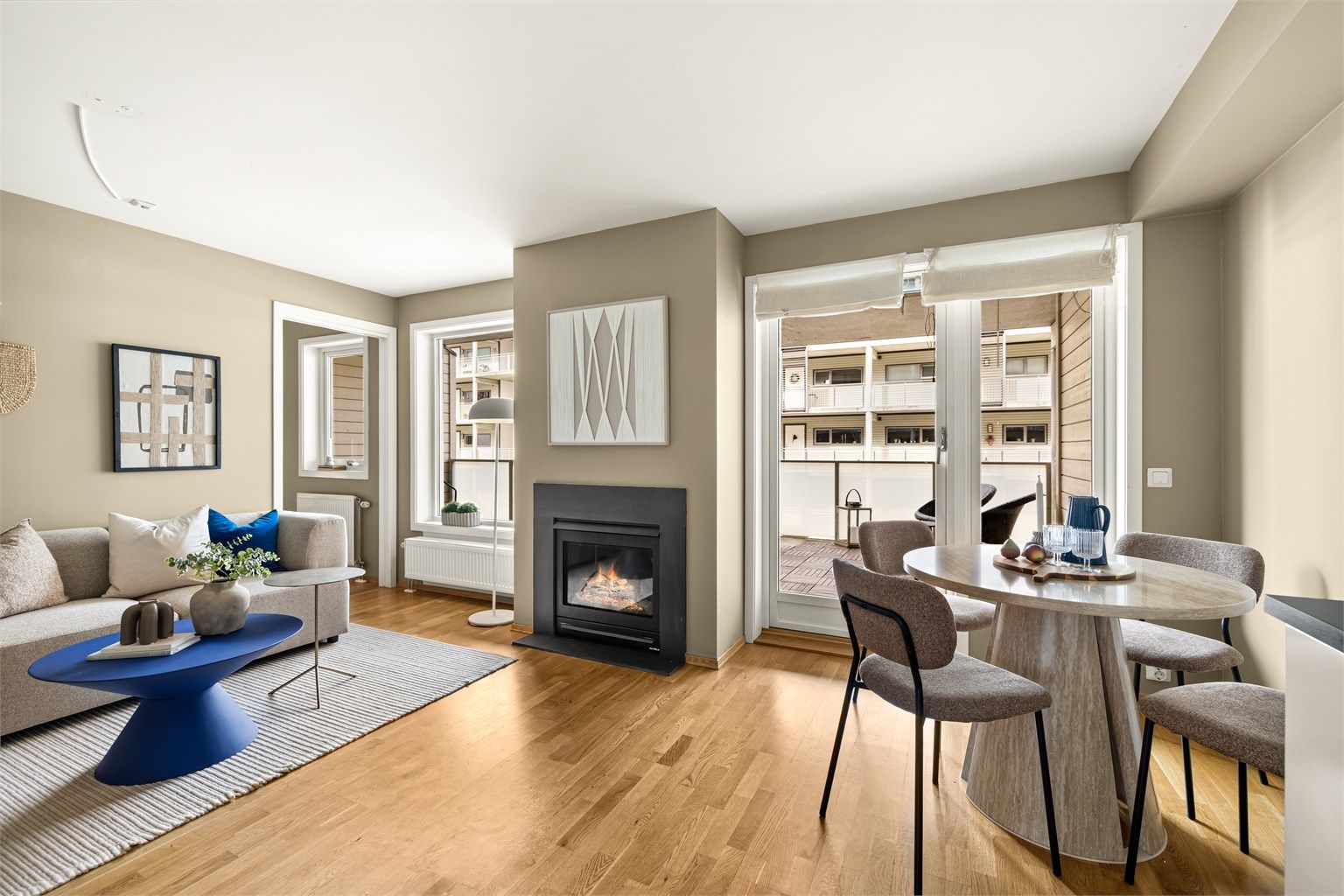 Fra stuen er det direkte utgang til en romslig og overbygget balkong.