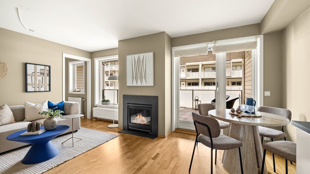 Fra stuen er det direkte utgang til en romslig og overbygget balkong.