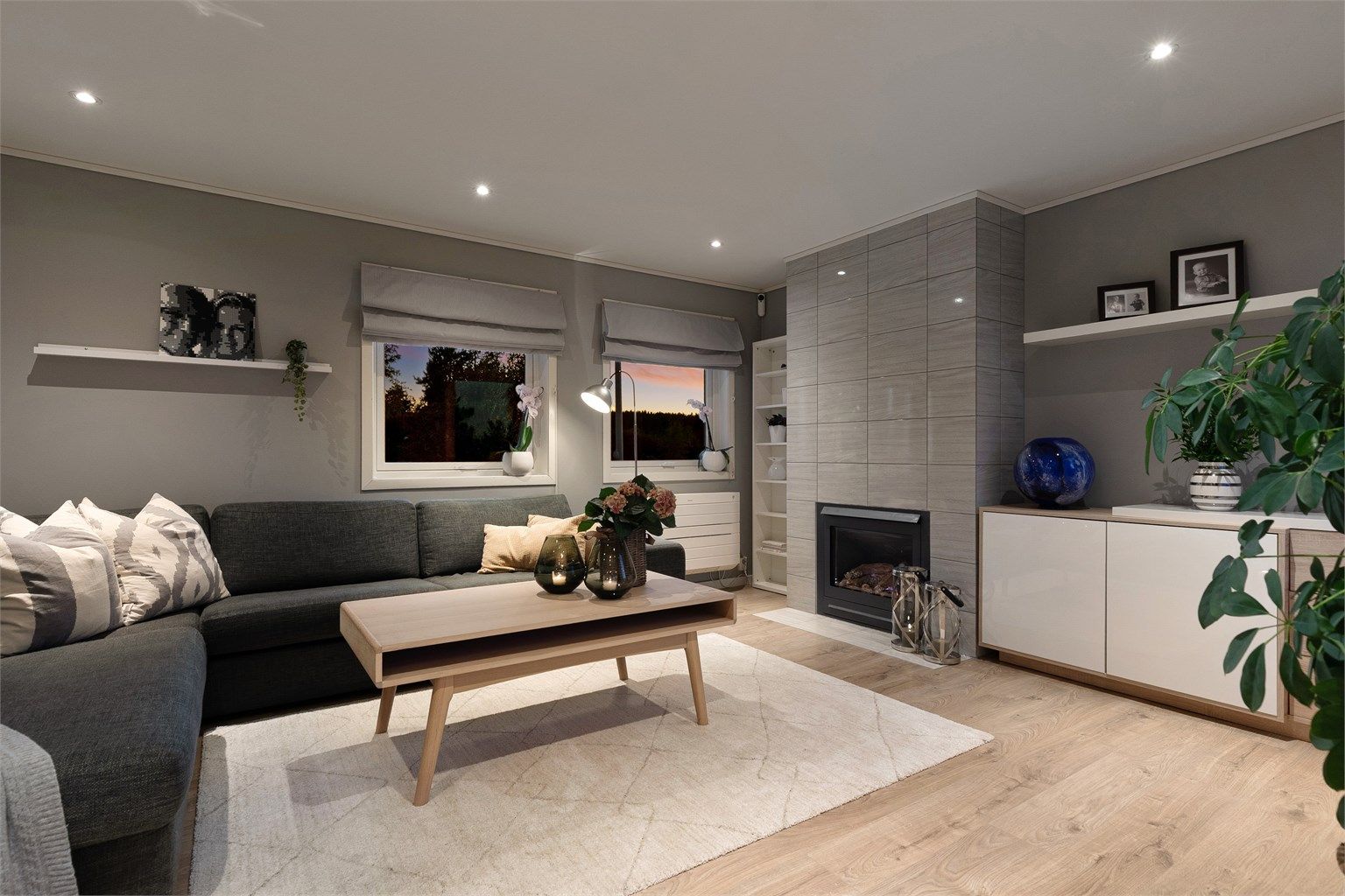 God plass til hele familien i sofaen rundt peisen 