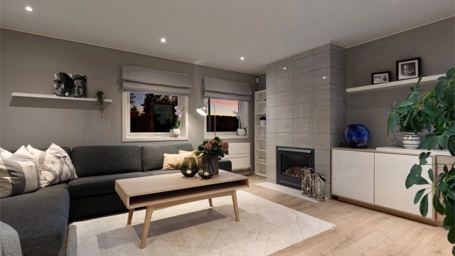 God plass til hele familien i sofaen rundt peisen