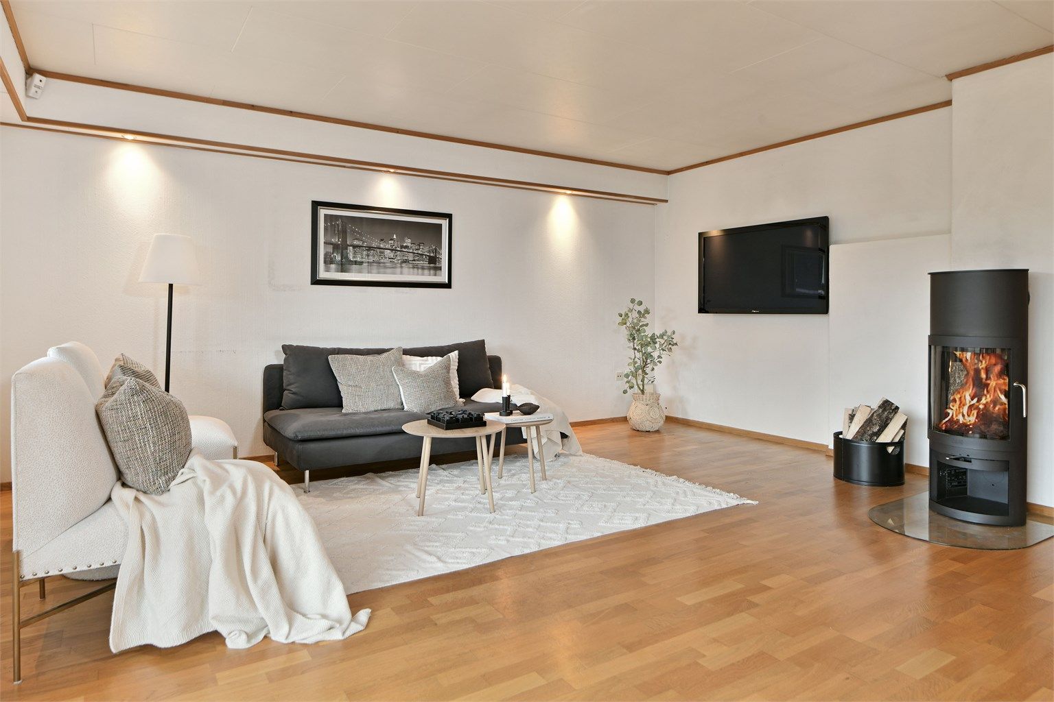 Stue - romslig stue med peis, store vindusflater og utgang til terrasse