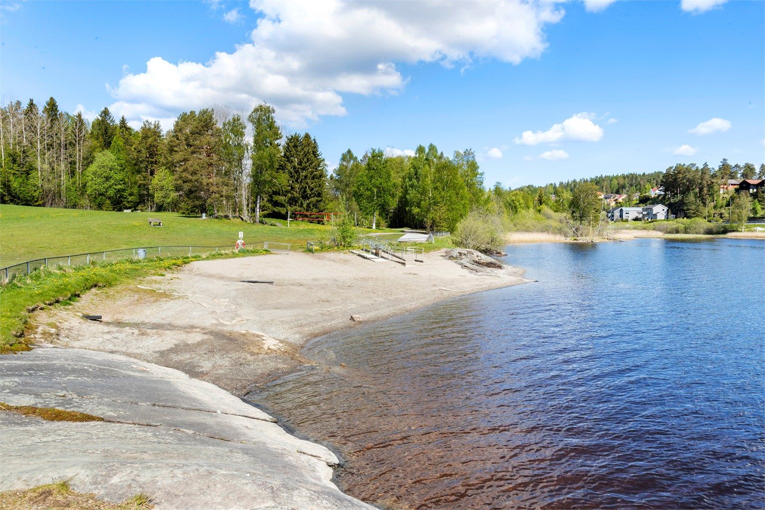 Kort vei til badeplasser og rekreasjonsområder.