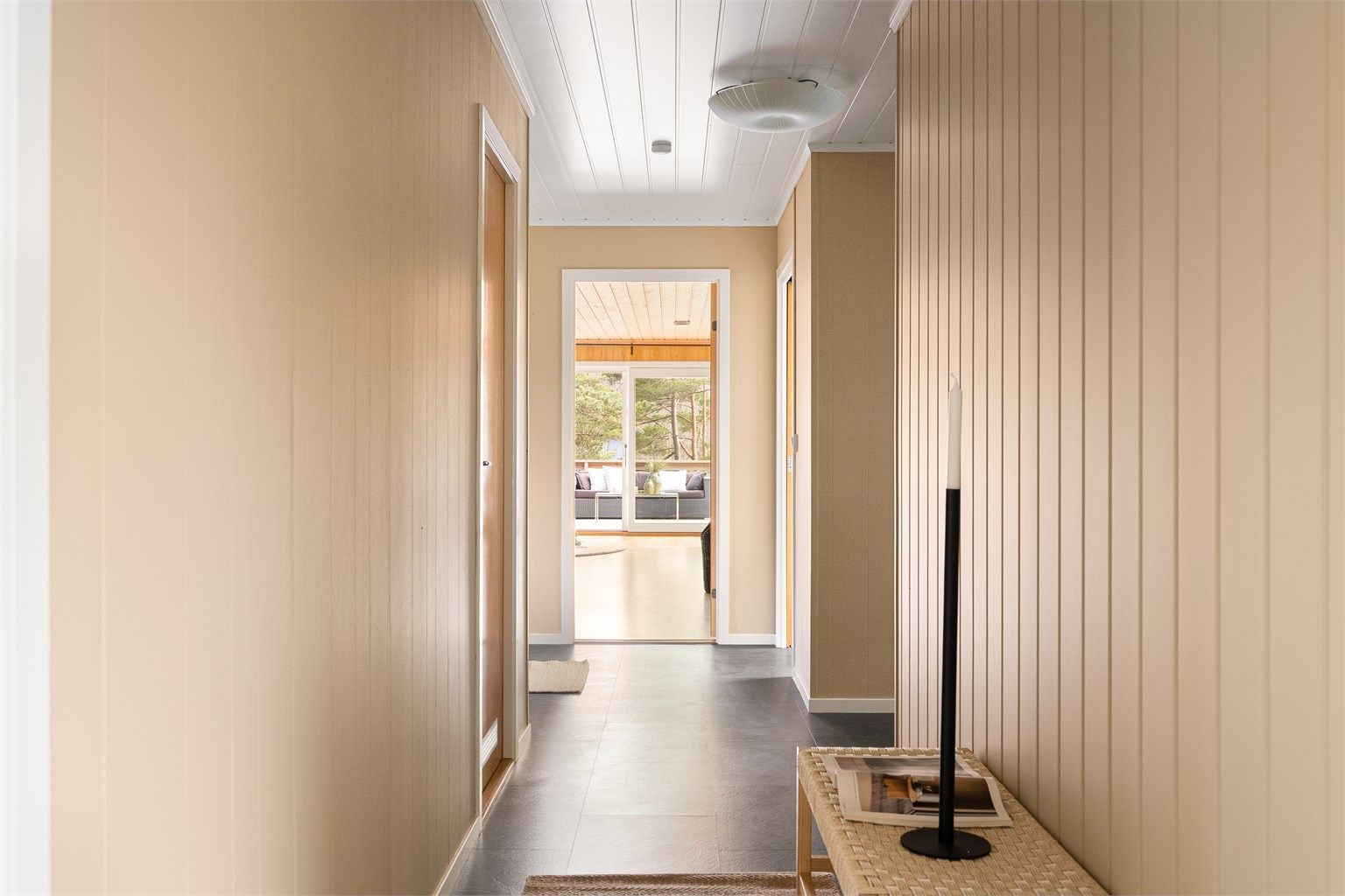 Hoveddelens hele fire soverom er tilbaketrukne fra de aktive rommene og samlet omkring gangen - i praktisk nærhet av badet. I gangen er ny himling montert i senere år.