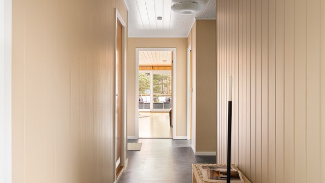 Hoveddelens hele fire soverom er tilbaketrukne fra de aktive rommene og samlet omkring gangen - i praktisk nærhet av badet. I gangen er ny himling montert i senere år.