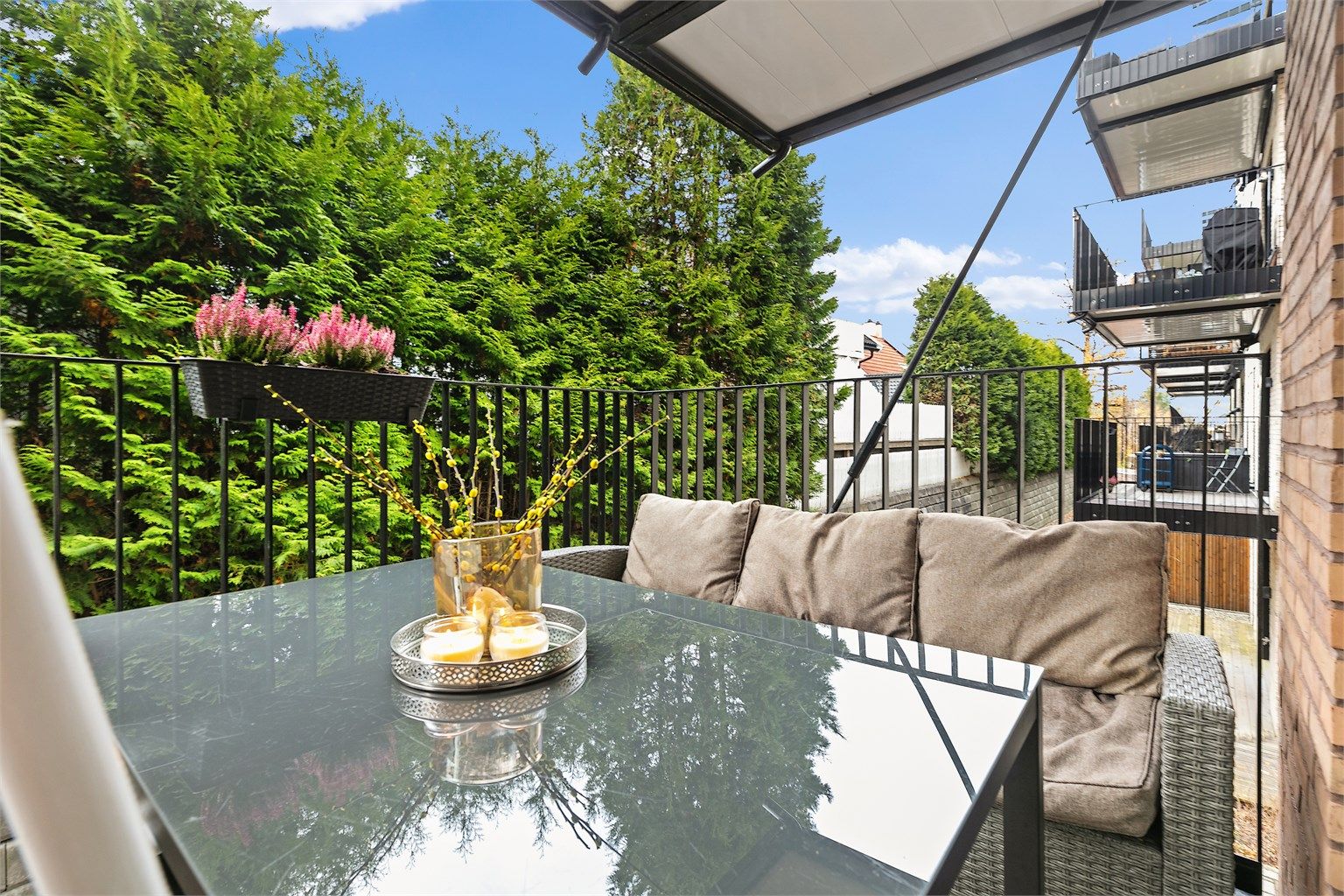 Her har du plass til sittegruppe og grill.