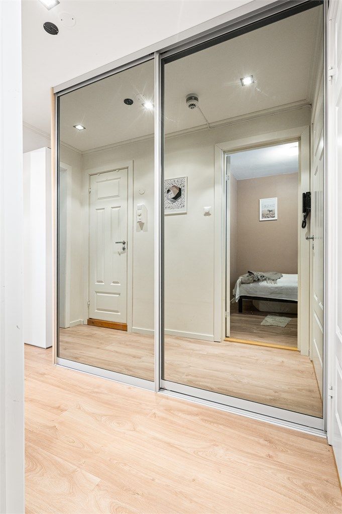 Skyvedørsgarderobe med speilfronter i gangen bidrar til en god romfølelse og rikelig med oppbevaringsplass. 