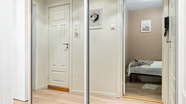 Skyvedørsgarderobe med speilfronter i gangen bidrar til en god romfølelse og rikelig med oppbevaringsplass.