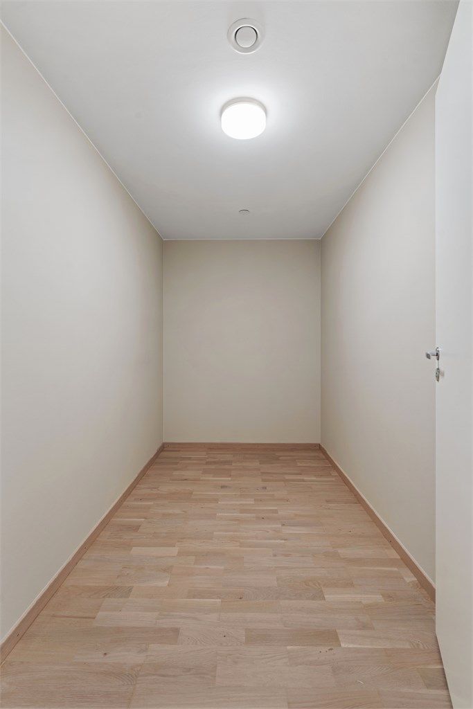 Den andre innvendige boden gir ytterligere lagringsplass. I tillegg medfølger en ekstern bod på 5 m².