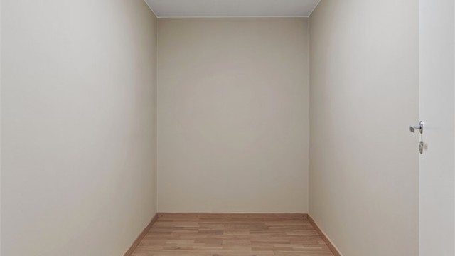 Den andre innvendige boden gir ytterligere lagringsplass. I tillegg medfølger en ekstern bod på 5 m².