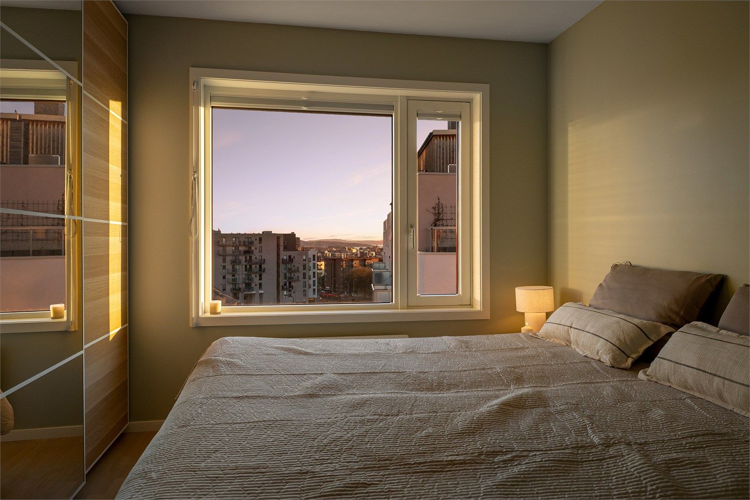 Kveldsstemning på hovedsoverommet.