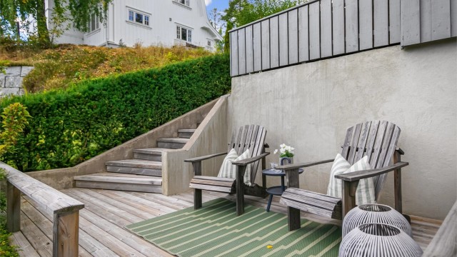 Terrasse 2 i trekonstruksjon med trappeforbindelse ned til hagen.