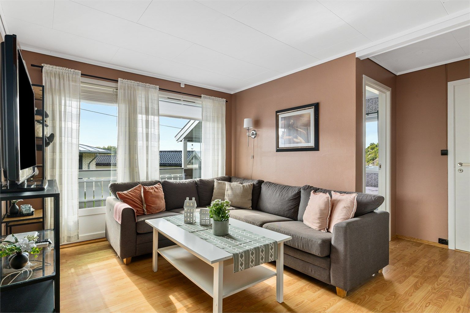 Stua er ikke så stor men rommer sofagruppe og har direkte utgang til terrassen.