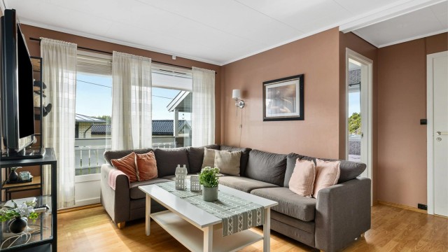 Stua er ikke så stor men rommer sofagruppe og har direkte utgang til terrassen.