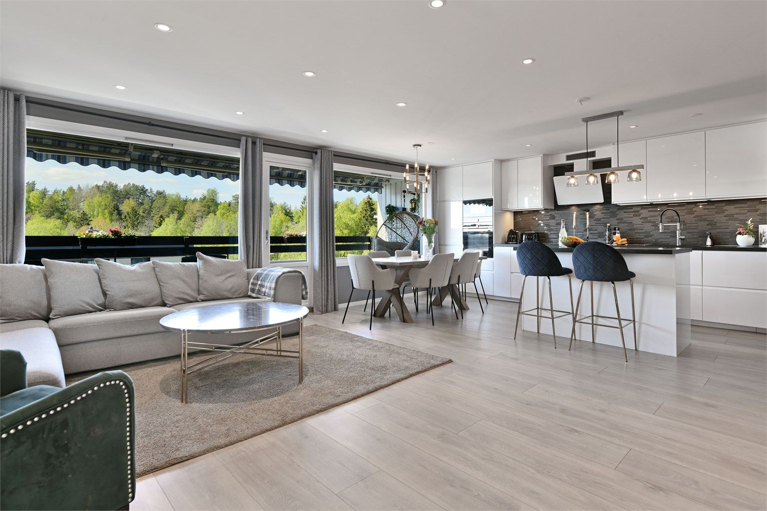 Stue - åpen kjøkkenløsning - god plass til sofaløsning, tv, bord og spisebord