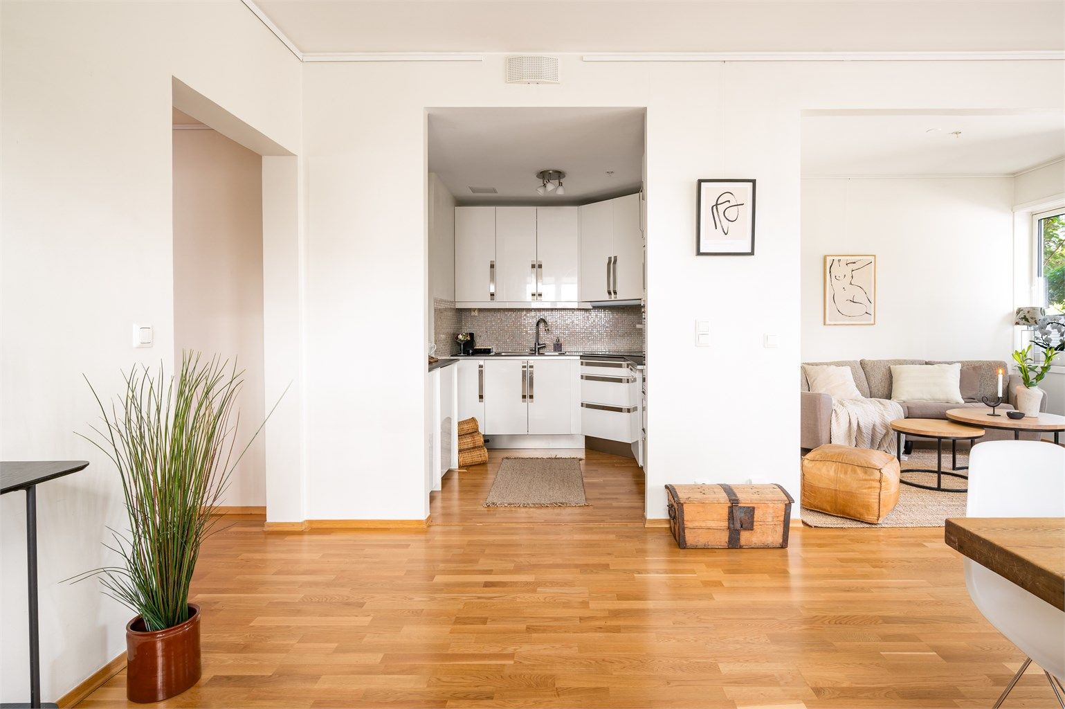 Boligen byr på en populær og moderne planløsning med kjøkken delvis åpen mot stuen, men allikevel tilbaketrukket i en egen sone.