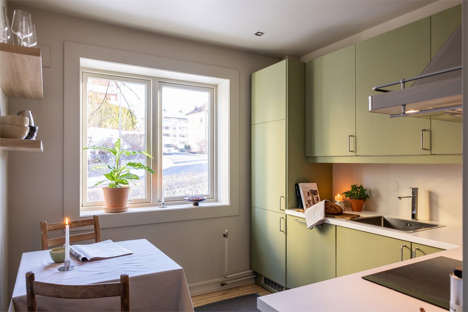 Kjøkkenet har også plass til å innrede med en ekstra spisegruppe. 