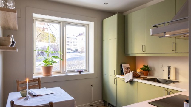 Kjøkkenet har også plass til å innrede med en ekstra spisegruppe.