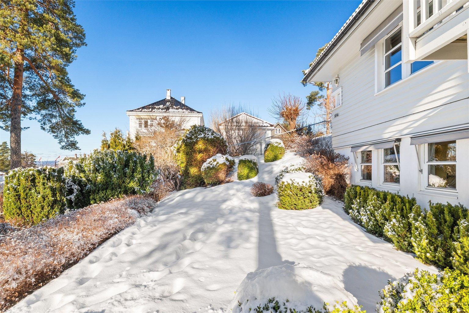 Vestvendt og solrik hage