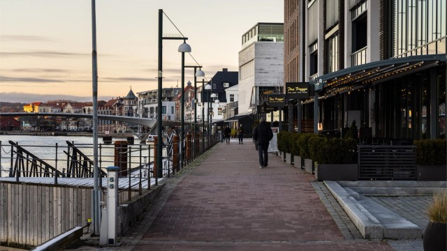 Via Bryggepassasjen går du rett ut på promenaden hvor det er yrende liv sommerstid. Leiligheten ligger på motsatt side.