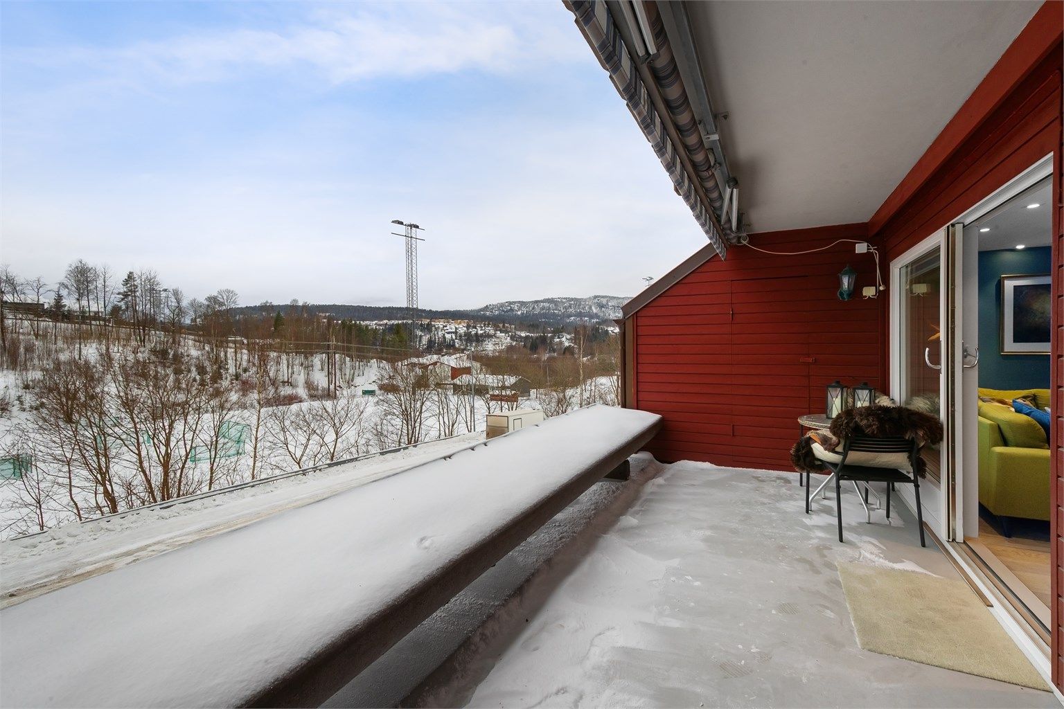 Leiligheten har en stor sydvestvendt terrasse ved stuen og sydøstvendt balkong ved kjøkkenet