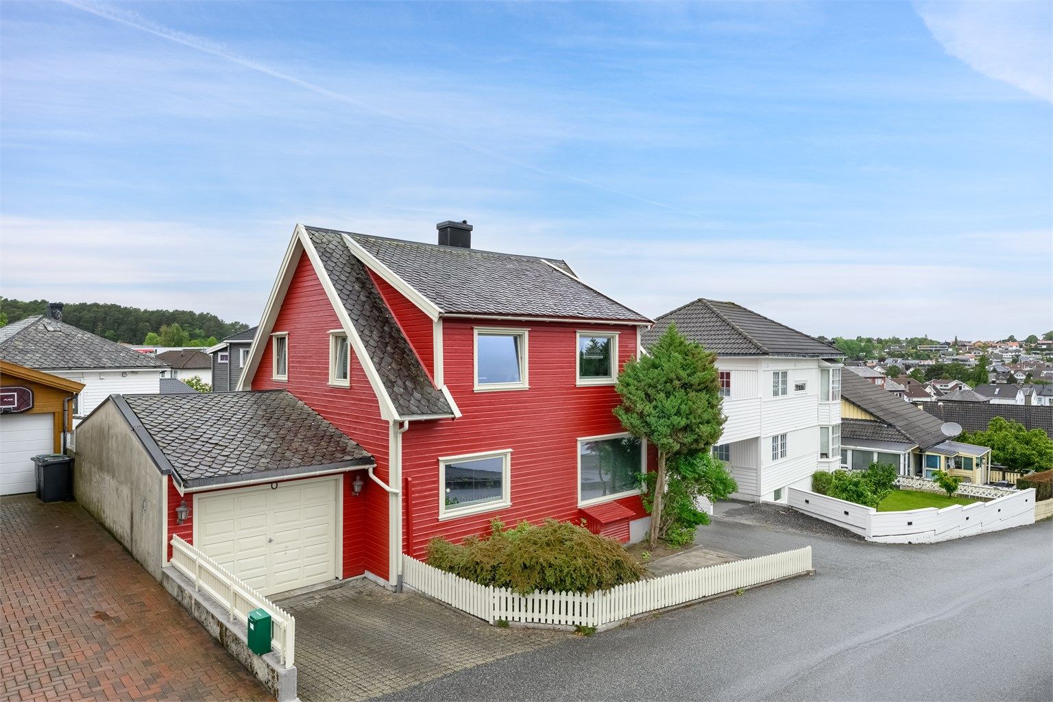 Velkommen til Gamle Postvei 7, presenteres av Dardan Shabi v/Eiendomsmegler Krogsveen Sandnes. Fotograf: Truls Schaal/Martin Nordbø