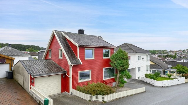 Velkommen til Gamle Postvei 7, presenteres av Dardan Shabi v/Eiendomsmegler Krogsveen Sandnes. Fotograf: Truls Schaal/Martin Nordbø