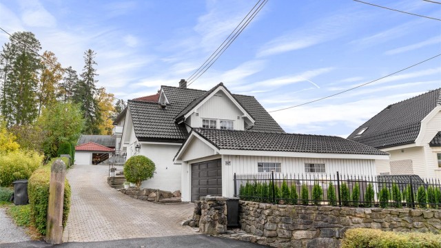 Eiendommen ligger i et attraktivt villaområde i Solveien i Nordstrandskråningen, et område som er kjent for bl.a. gode solforhold og fjordutsikt