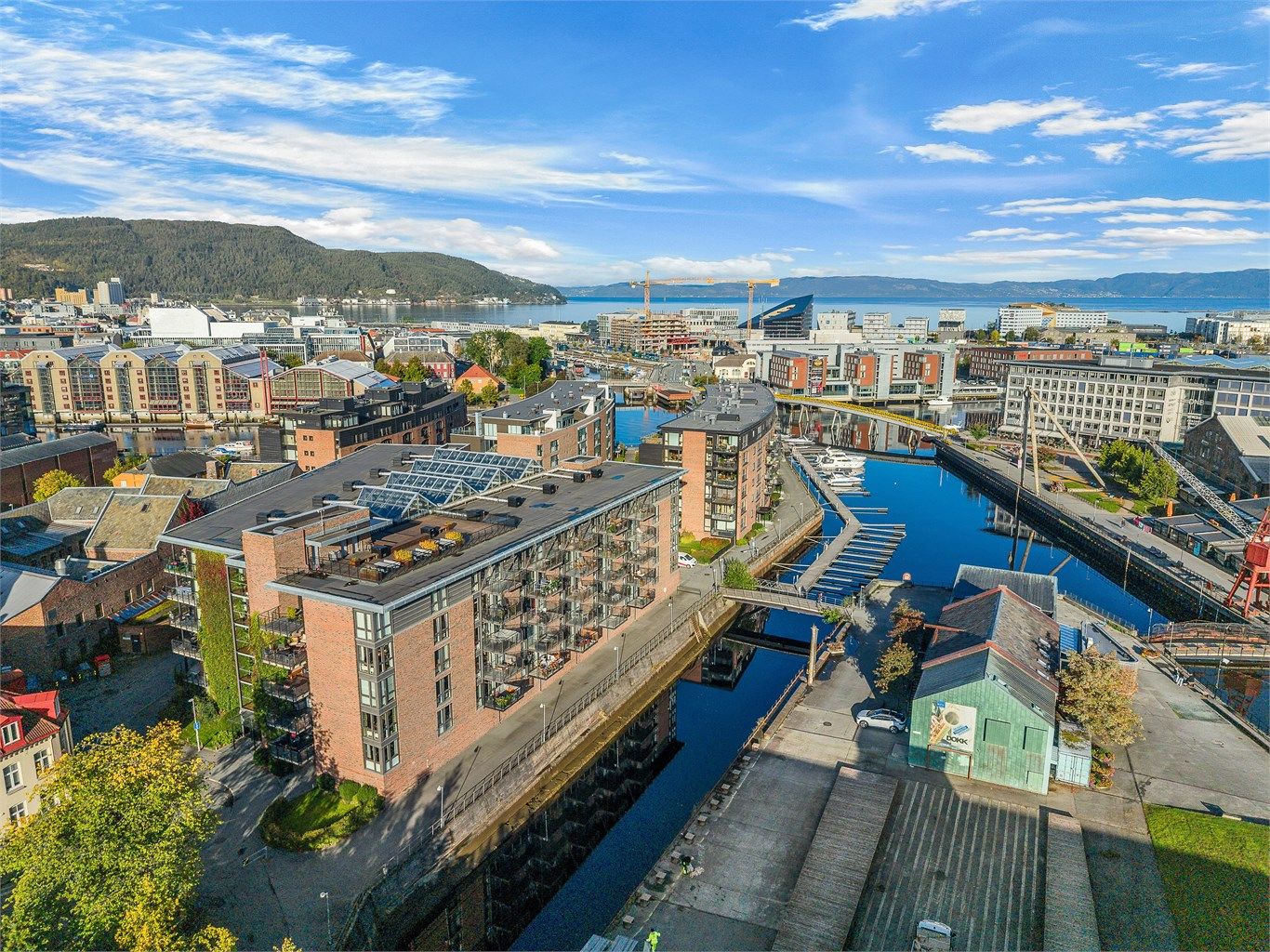 Kun 15 min til fots unna ligger Prinsens gate som er hovedfartsåren for kollektivtrafikken i Trondheim. Her har man flybuss og rutebuss som tar deg til øvrige deler av byen og samtlige studiesteder. Trondheim sentralstasjon ligger 10 min gange unna.