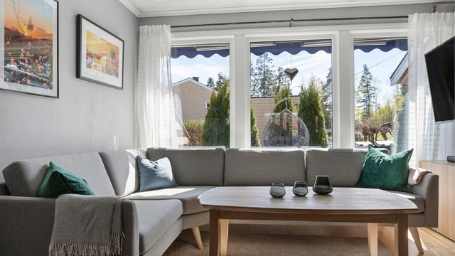 Vinduer og terrassedør fra 2013 slipper inn rikelig med lys og gir utsyn mot terrassen.