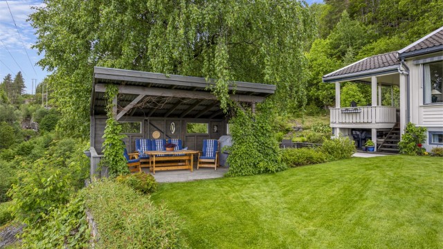 Lysthuset gir en skjermet og hyggelig sone i hagen.