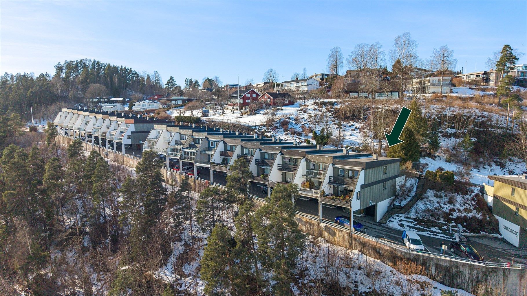 Boligen ligger idyllisk til i høyden av Leangbukta i et svært populært boligområde. Gangavstand til badeparadiset Hvalstrand Bad og Leangbukta.