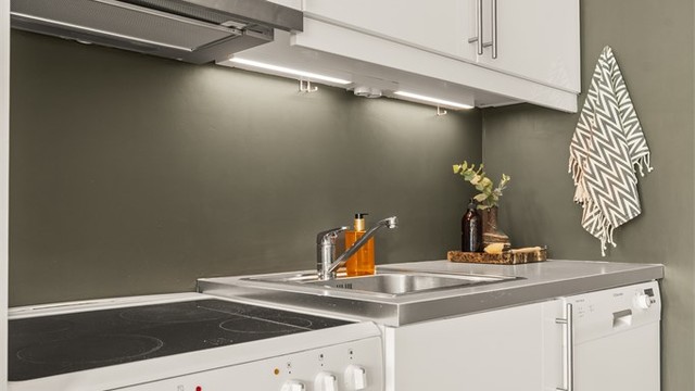 Kjøkkenet er godt utstyrt med frittstående komfyr og oppvaskmaskin, samt god benkeplass ved vasken - her er det lagt godt til rette for både hverdagsmiddager og hygge på kjøkkenet!