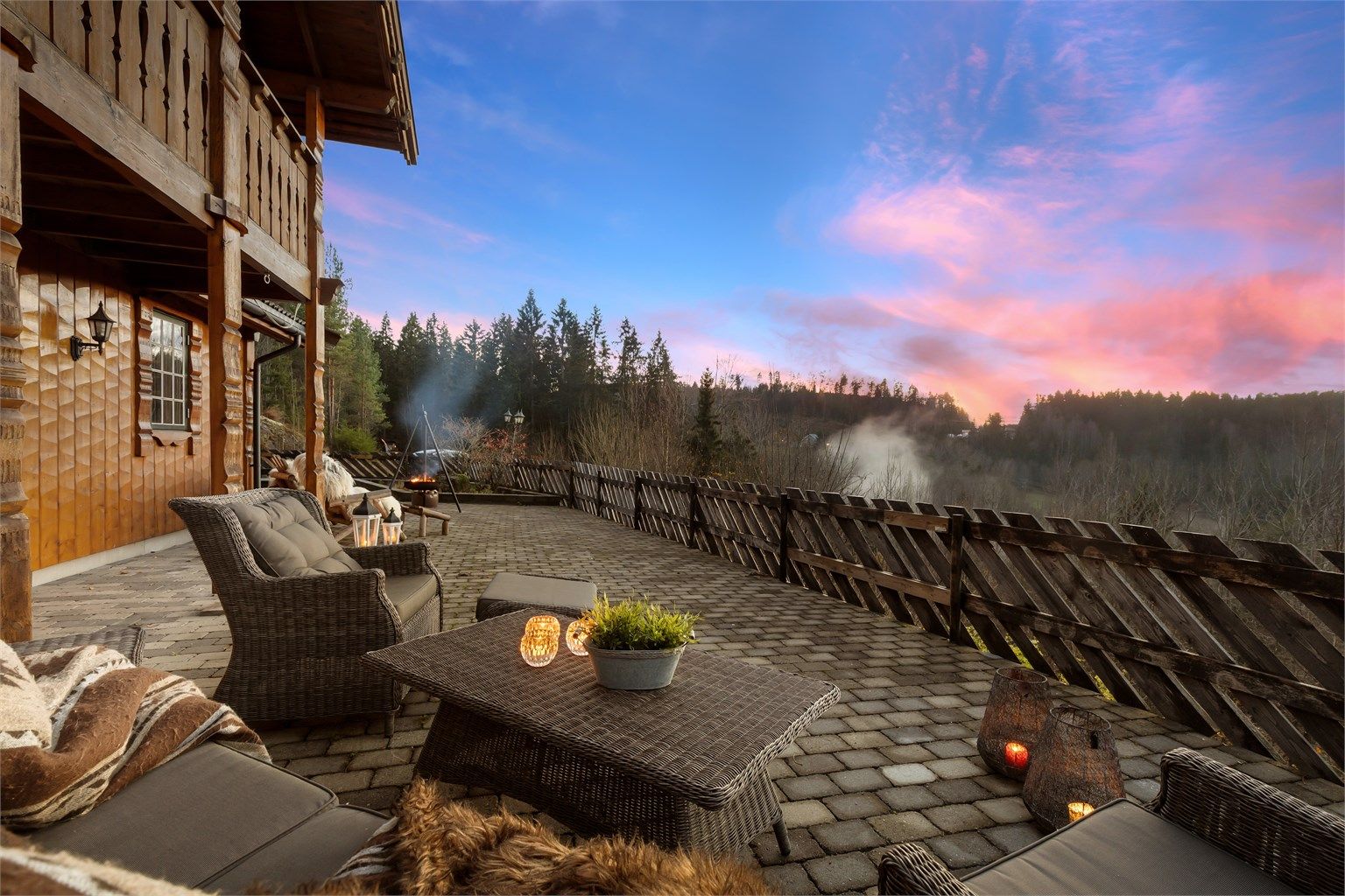 Huset ligger i høyden og har fint utsyn ned mot beitene.