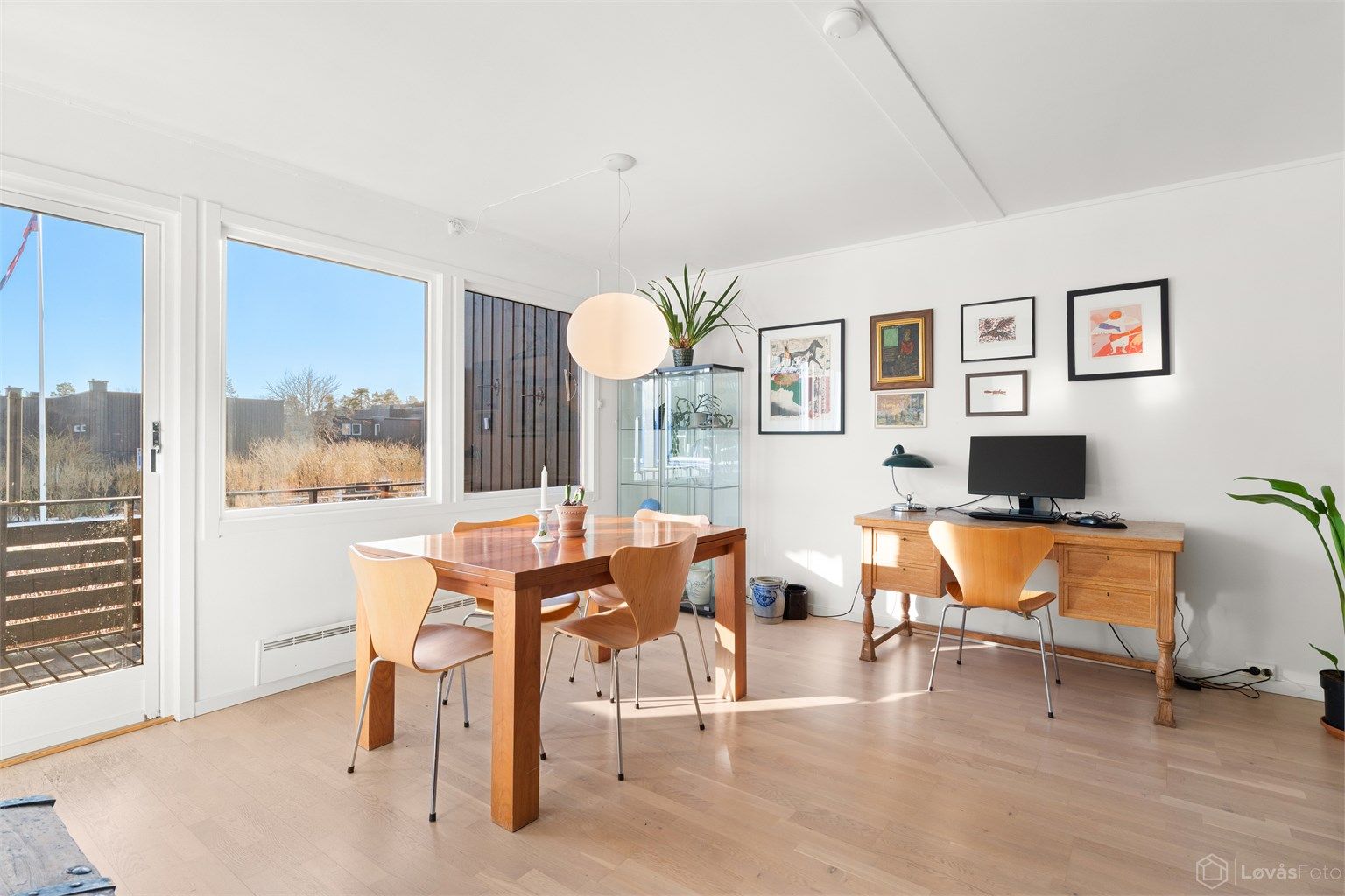 Fra spiseplassen har du direkte utgang til balkongen.