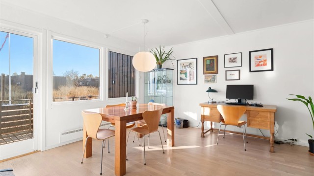 Fra spiseplassen har du direkte utgang til balkongen.