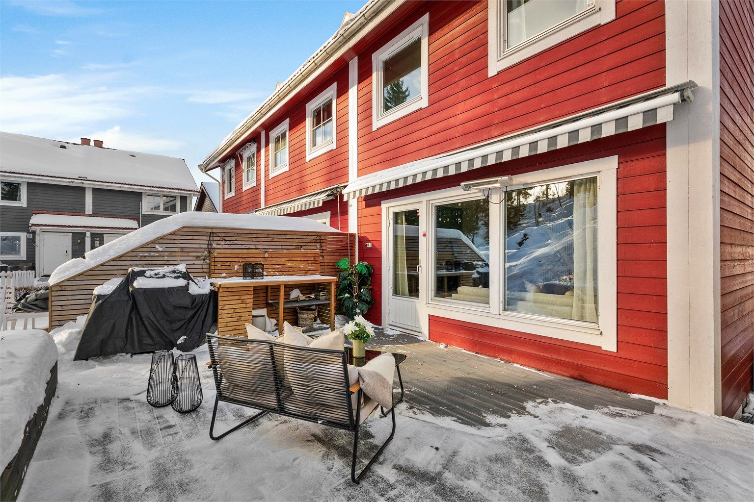 Velkommen til Rundtom 50, og et nydelig enderekkehus på et barnevennlig og rolig boligtun i Asker