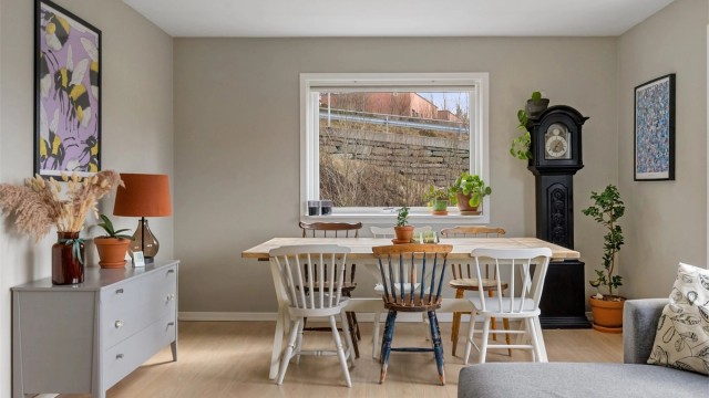 Vinduet ved spiseplassen gir utsikt mot nærområdet.