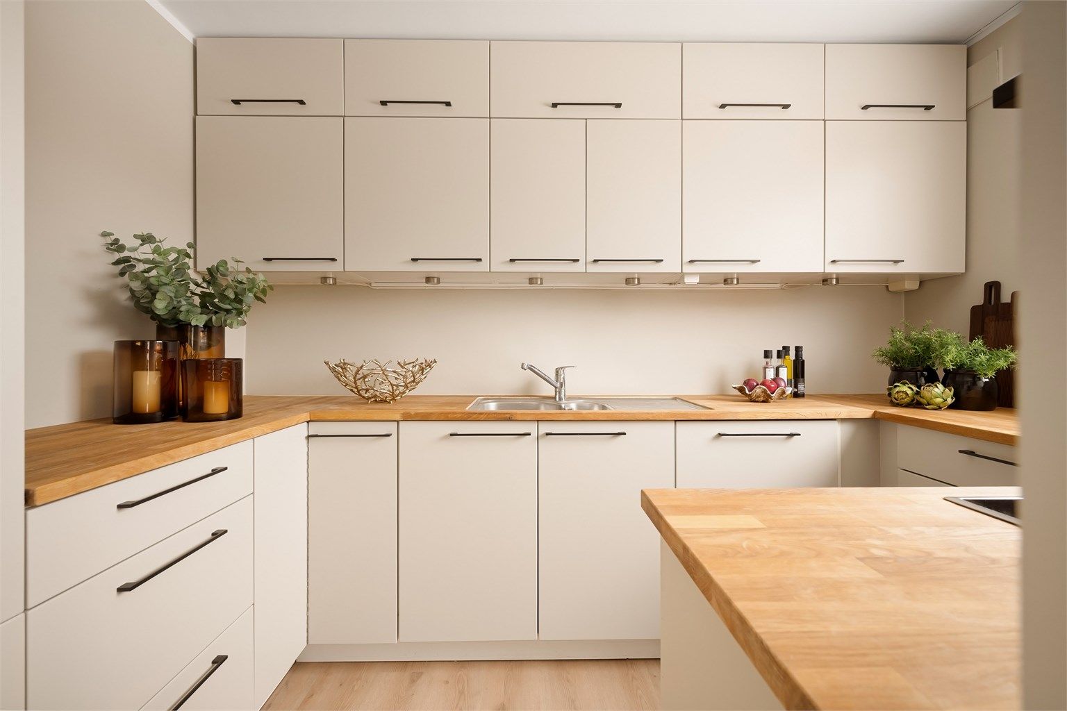 Nøytral og stilren innredning, men benkeplate i heltre.