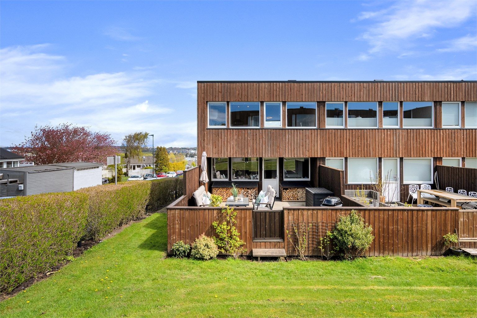 Dette er et etablert og rolig boligområde, hovedsakelig bestående av eneboliger og rekkehus, hvor du har en fin balanse mellom landlig ro og bynær beliggenhet