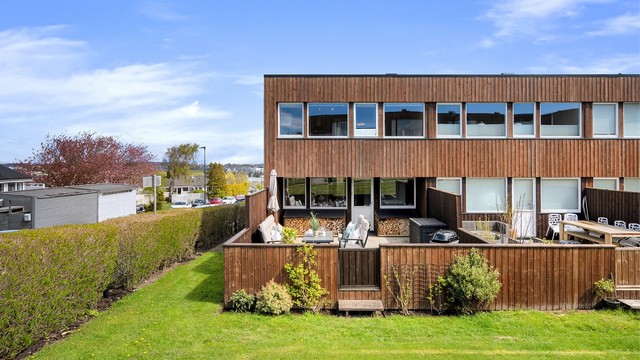 Dette er et etablert og rolig boligområde, hovedsakelig bestående av eneboliger og rekkehus, hvor du har en fin balanse mellom landlig ro og bynær beliggenhet