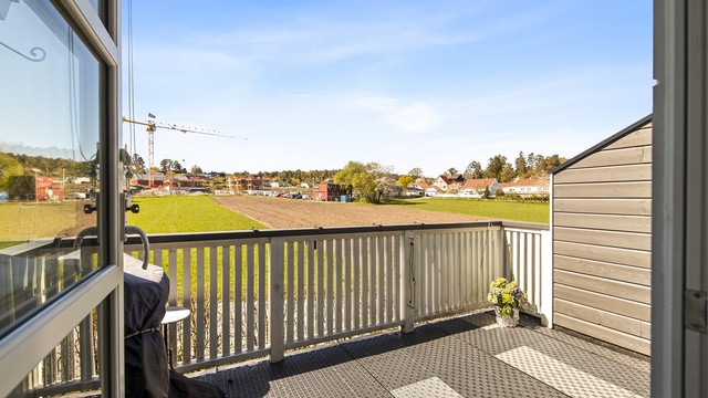 Balkongen er vestvendt og uten innsyn