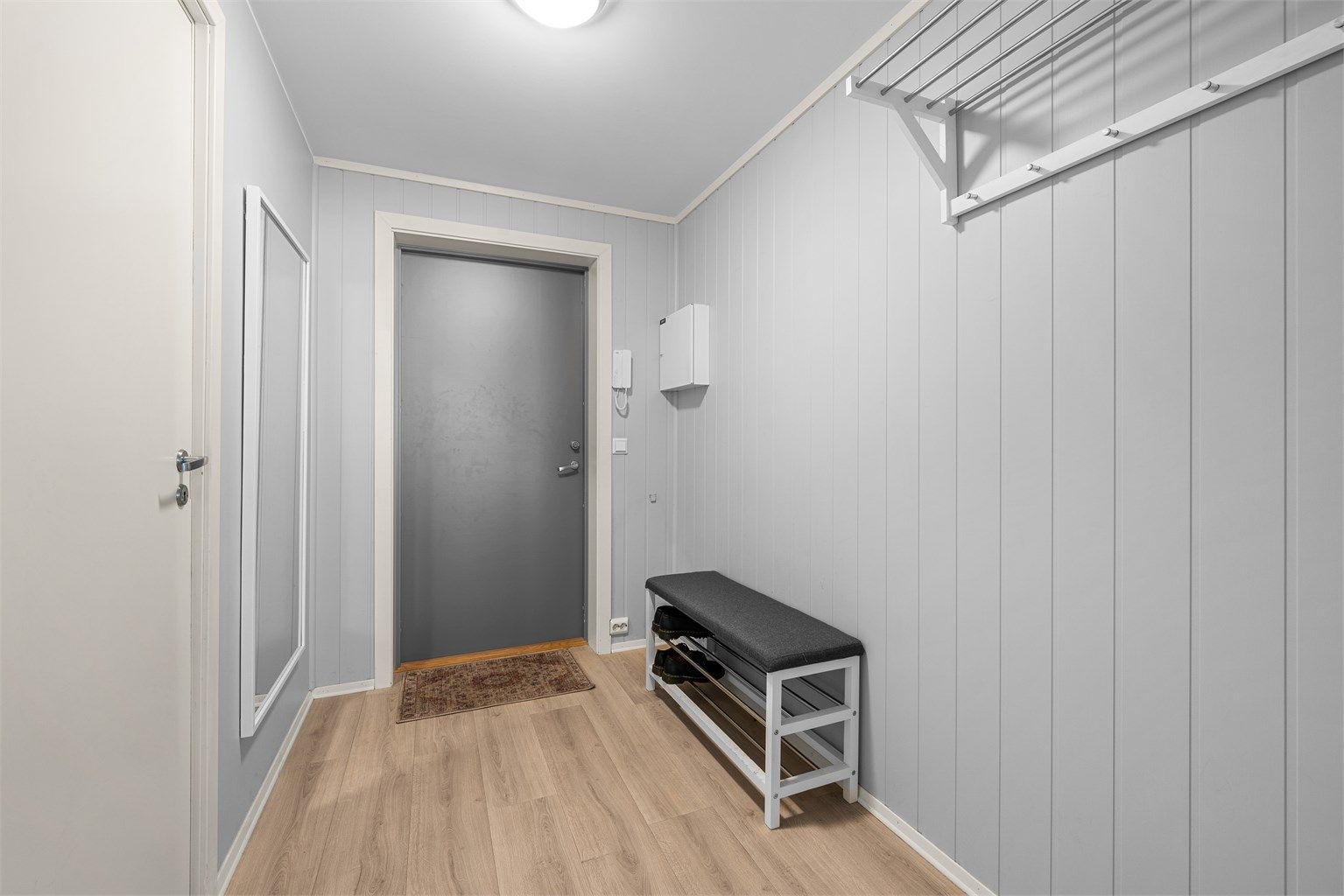 Lys entré med god plass for å henge fra seg yttertøy og sko