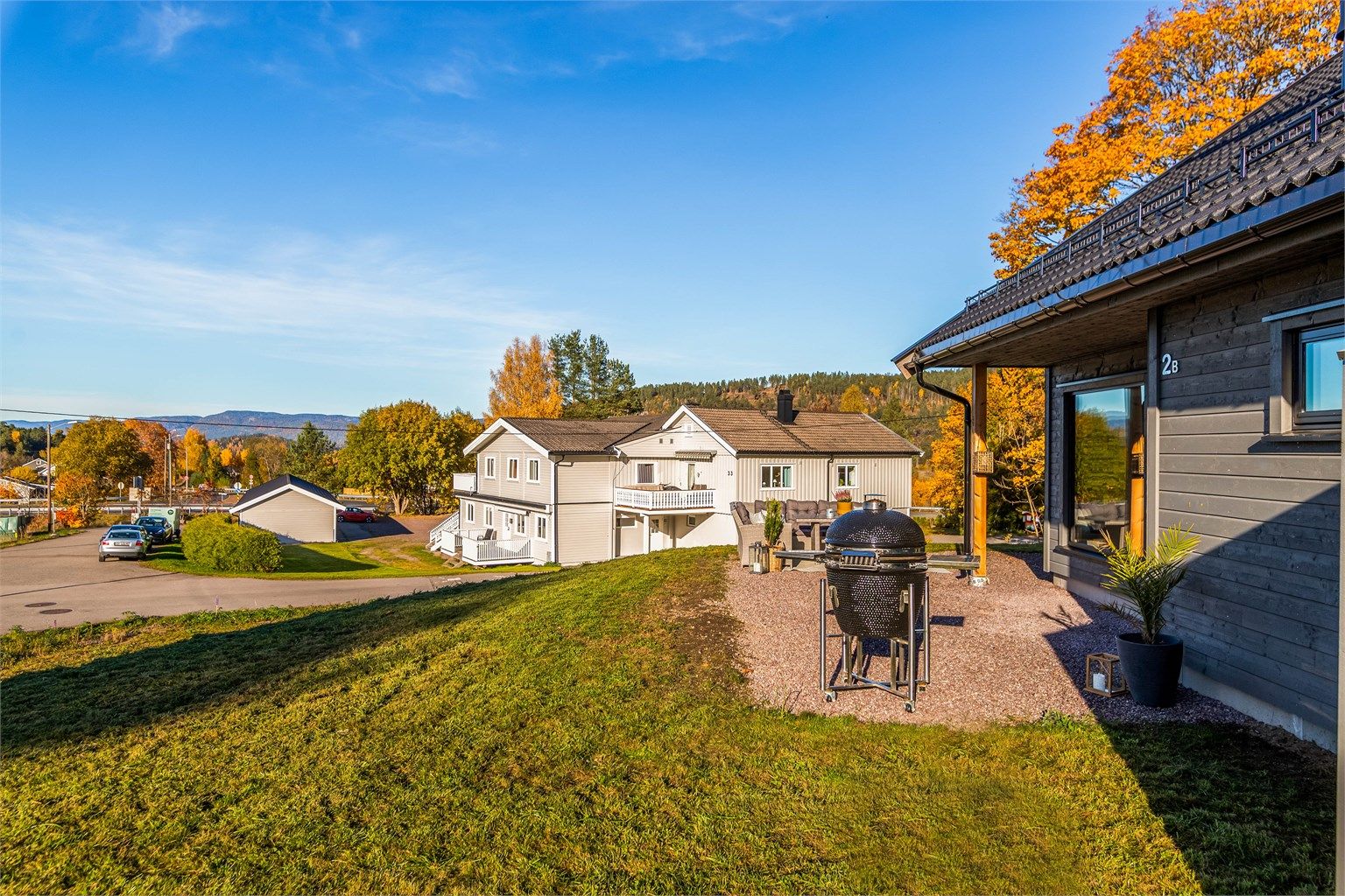 Solrikt og innbydende uteområde med god plass for hele familien.