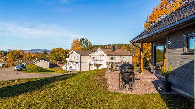 Solrikt og innbydende uteområde med god plass for hele familien.