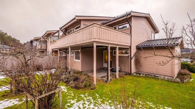 - Velkommen til et flott og velholdt enderekkehus i Øvre Varåsen 13 -