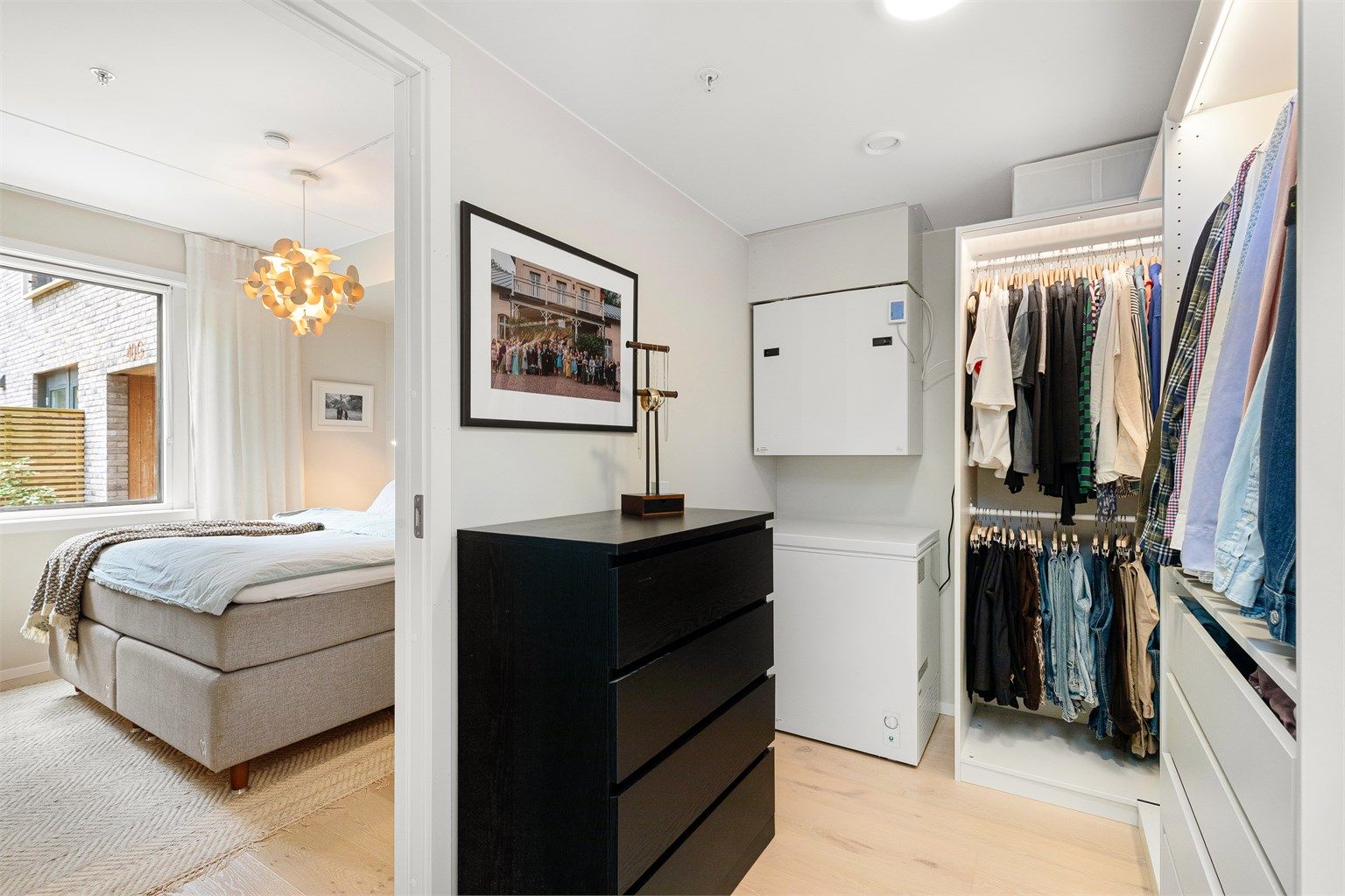Et stort pluss i hverdagen: Eget walk-in closet tilknyttet hovedsoverommet!