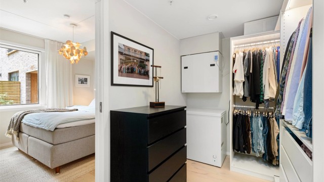 Et stort pluss i hverdagen: Eget walk-in closet tilknyttet hovedsoverommet!